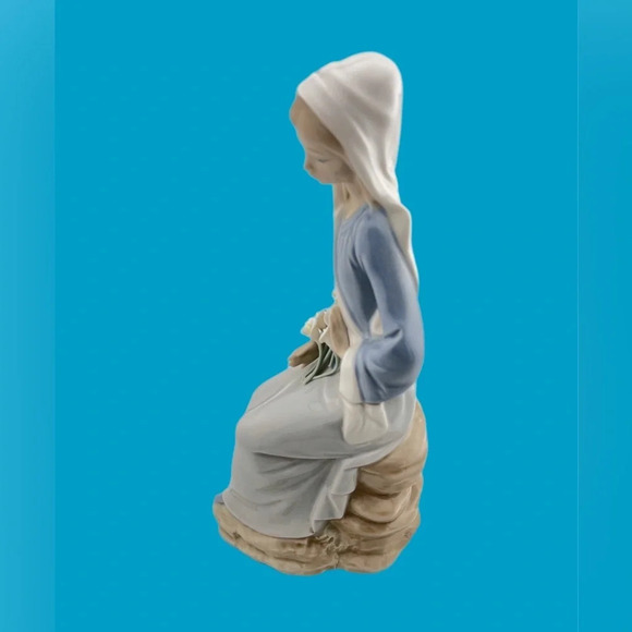 Vintage Llardo “girl Sitting with Lilies “a very rare Lladro a gorgeous gift! - Picture 8 of 9